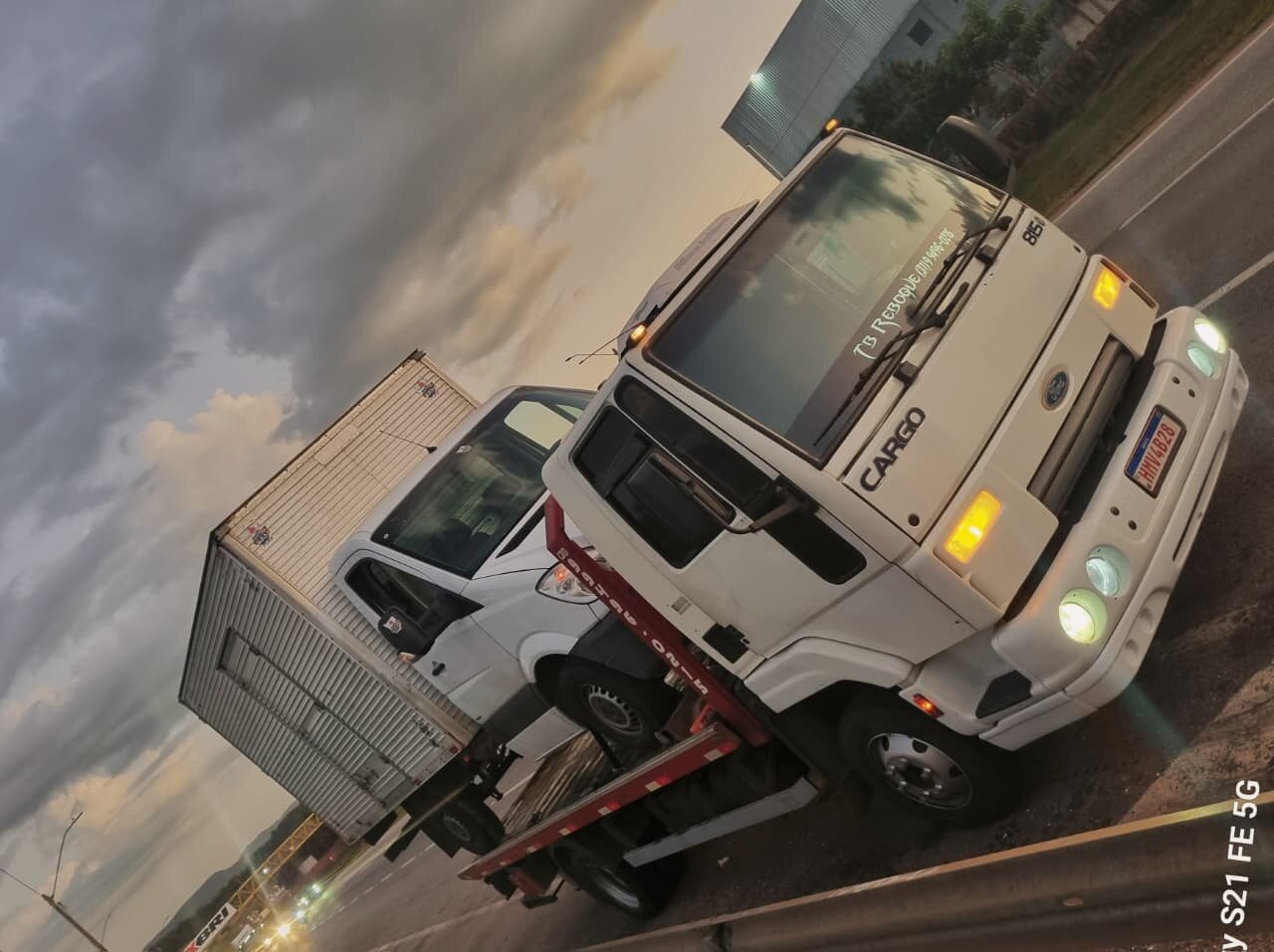 Caminhão plataforma da TB Reboque para transporte de veículos