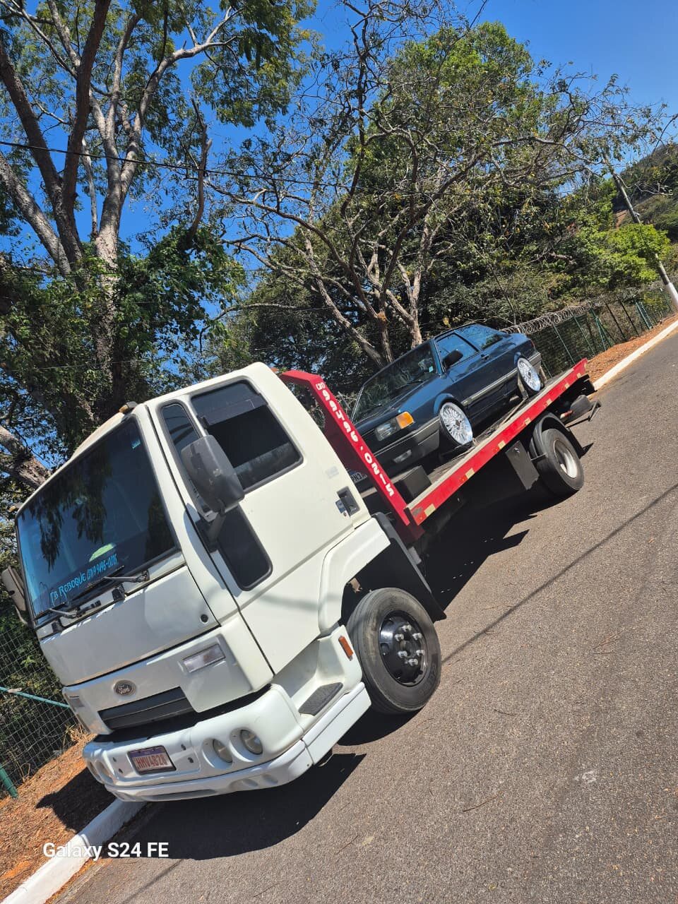 Caminhão plataforma da TB Reboque em atendimento