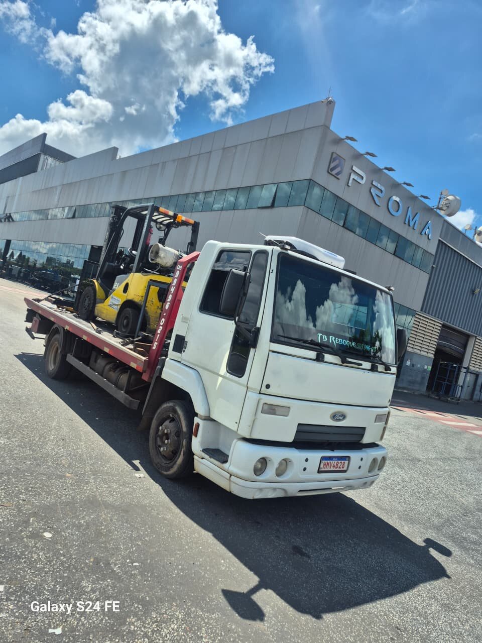 Caminhão da TB Reboque pronto para atendimento