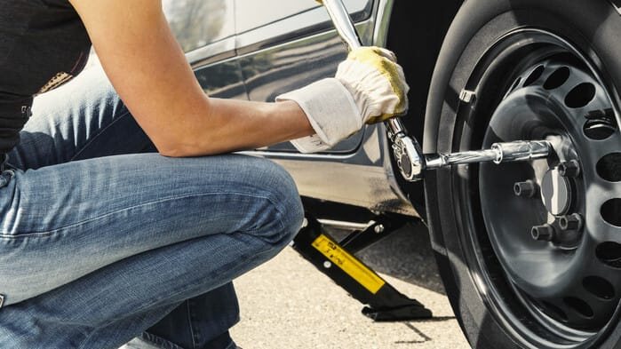 Troca emergencial de pneu automotivo